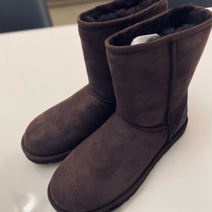 BNWB UGG CLASSIC SHORT CHOCOLATE BROWN SIZE 10 WOMEN